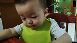 小宝宝吃饭的时候还要卖萌，这实在太可爱了吧