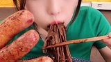 三根热狗一起吃才过瘾，你们能吃几根呢