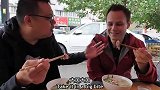 老外第一次吃开封羊双肠，大家觉得他吃的惯吗