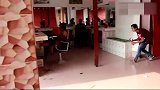 国外恶搞合集，用壶悄悄喷路人香烟，真是太坏了