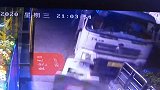 重庆南岸一环卫车疑似刹车失灵 闯入步行街撞进金店