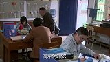 女子正忙着去地里干活 大叔突然跑来恭喜她