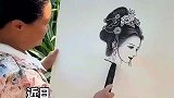 大娘用烧火棍画的女子，真的是栩栩如生