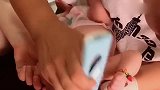 妈妈给小宝宝剃头发时宝宝一脸的不耐烦，难道把宝宝弄疼了