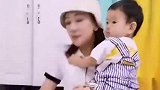 宝宝好不容易快被哄睡着了，竟然被宝爸给吵醒了，我真是太难了！