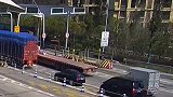 收费站大货车无法识别，竟自顾自往后倒车，请注意后方车辆。