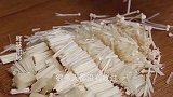 金针菇里打入2个鸡蛋，真的是太好吃了，出锅比吃肉还香，真解馋
