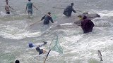 不要命了！台风来临山东普降大雨 市民冒险到泄洪河道抓鱼