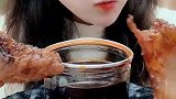 美女小姐姐，今天吃自制海蜇爪，吧唧吧唧真馋人