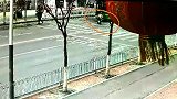 车主撞伤公交前横过马路女生被定同责 主办交警认为定责有误