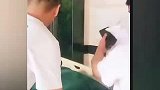 女孩出产房那一刻，母亲哭的像泪人，婆婆却乐开了花