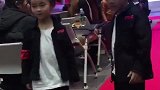 帅气十足的兄妹俩
