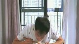 叫我僵小鱼：鱼爸和小鱼一起吃长寿面，小鱼吃面好可爱