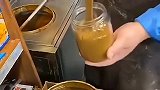 妈妈第一次带我来打芝麻酱，看到老板的手法，居然没有漏掉一滴！