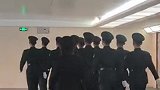 天安门偶遇兵哥哥队列，女生丝滑调整步姿快速跟上……网友：看到垫步动作，我军训的DNA动了~