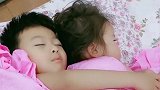 哥哥搂着妹妹睡觉，不料妹妹热醒了，结局太暖了