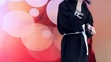 邓紫棋身穿黑色连衣裙献唱 嗨场全场