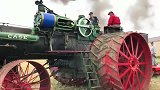 国外牛人纯手工打造的蒸汽拖拉机，就问你牛不牛？