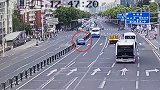 75岁老人开保时捷撞伤3行人 警方：操作不当 已排除酒驾毒驾