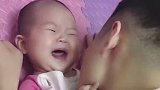 这就是妈妈亲和爸爸亲的区别，爸爸亲就急眼了，爸爸胡子扎我！