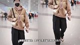 张艺兴最新机场照，穿咖色卫衣搭配羽绒马甲，狗啃刘海软萌抢镜