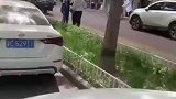 学生被大妈拉着扫码，男子“出口”相助令网友称赞！