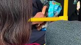 公交车上奶奶偷偷喂小狗吃肠