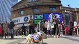 狗狗步行街滑板下楼，路人们都惊呆了直接站队列拍起来