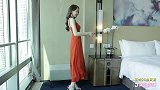 橙色吊带连衣裙配浅色高跟鞋，适合各种身高的人，尽显女神魅力