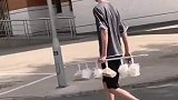 男同学帮整个寝室拿外卖，这样的室友请给我一打