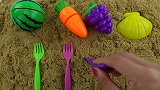 把4种颜色的水果埋进沙子里，变出彩色海洋动物，教宝宝认识颜色