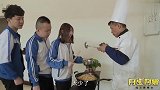 百亿剧好看搞笑；游戏迷厨师打饭不看人、学生见状绕圈打饭、真逗