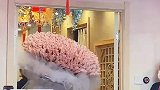 老板送老板娘521张百元花束，店员帮忙拆到手软很治愈