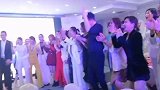 谁说在酒吧才能蹦迪，心中有曲，走到哪嗨到哪。