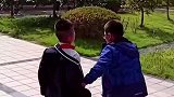 少年，四年如一日做同学拐杖