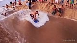 太秀了！几个小哥把海水中间的沙滩挖通了居然玩起了冲浪