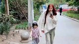 小朋友真的懂礼貌，知道垃圾不能乱丢需要放垃圾桶
