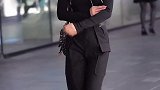 身材娇小的工装裤小美女穿搭街拍 穿搭