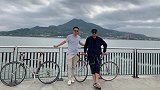 汪小菲骑车运动吃烤串享受生活，却被身旁酷似余文乐的型男抢镜