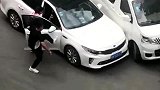 撞车了不说怎么解决，下车就是一顿使劲踹车，暴力能解决问题吗？