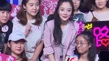 李小璐带女儿逛街，甜馨身穿粉色套装，扎马尾辫活泼可爱