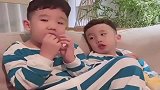 哥哥挨揍，弟弟在一旁不帮忙还落井下石