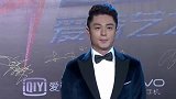 霍建华林心如为女儿报舞蹈班 两人与老师开心合影