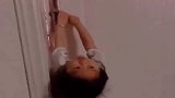 哥哥不给开门，妹妹就一直挂门把手上