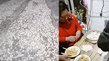 东北人家50人包万只饺子室外冷冻 网友：大户人家了