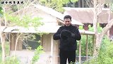 恶作剧：草丛里有野人出没，路人被吓方向盘失控