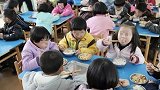 陕西一幼儿园吃饭慢要去厕所吃 园方：确有此事 致歉并整改