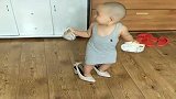 两岁萌娃穿上妈妈的高跟鞋，轻松完美驾驭，小伙子有前途啊！