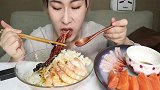 小姐姐吃鳗鱼，虾仁拌饭，配着三文鱼蘸酱，大口吃得真过瘾，想吃