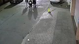 小伙子刚想装一下，没想到这个路障不给面子，这下脚都要肿了吧！